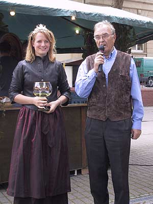 Larissa Winter und der Vorsitzende des Obst- und Weiunbauervereins Dr. Fuhrken