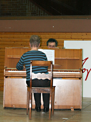 Elisabeth Schmidt spielt Klavier, Ludwig hält es fest