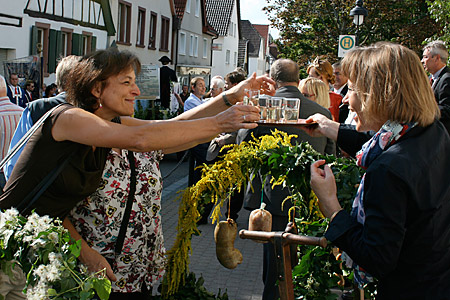 Ria Frauenfeld und Ursula Röper mit Weingläsern