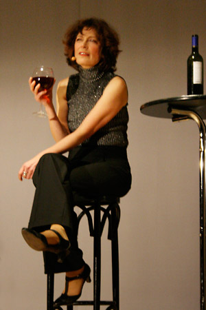Sauveur auf einem Barhocker, ein Rotweinglas in der hand
