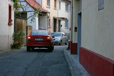 Autos in der engen Winzerstraße