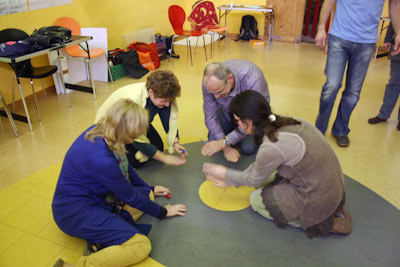 Arbeitsgruppe arbeitet auf dem Fußboden