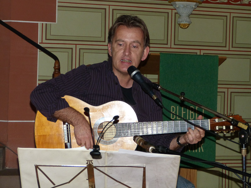 Charly Hanenberg mit Gitarre