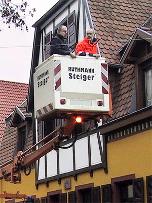 Die Lichterketten in der Rathausstraße werden gehängt