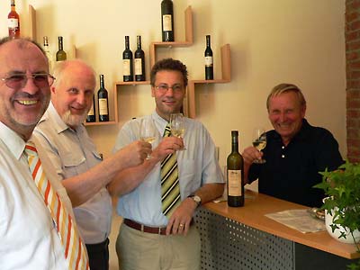 Pfisterer, Weirich, Hauk und Clauer beim Weintrinken