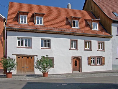 2 Oleandertöpfe vor Rohrbachs ältestem Haus
