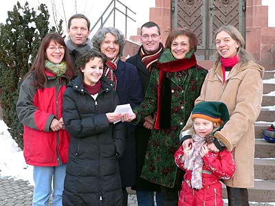 Bei der Spendenübergabe vor der Melanchthonkirche