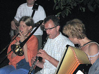 Musiker am Lagerfeuer