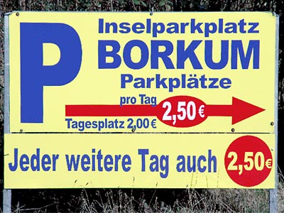 Schild mit Beschriftung: Parkplätze pro Tag 2,50 Euro, jeder weitere Tag 2,50 Euro