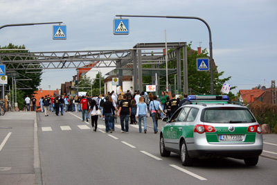 Der Umzug auf der Brücke nach Kirchheim