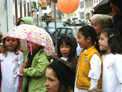 Kinfder mit Regenschirmen