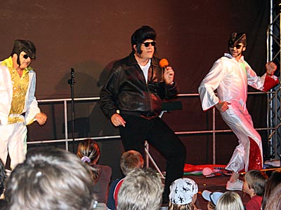 3 Männer verkleidet als Elvis
