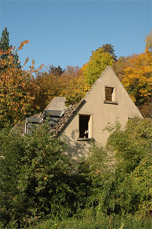 Foto des teilweise abgerissenen Hauses