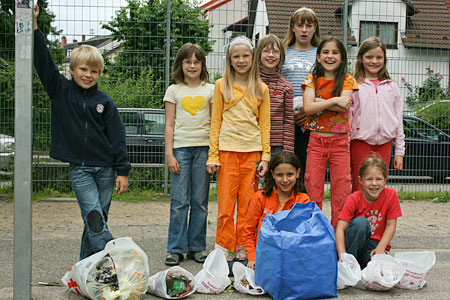 Kinder mit Mülltüten