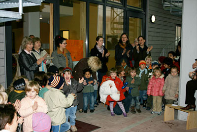 Kinder singen zur Gitarrenmusik