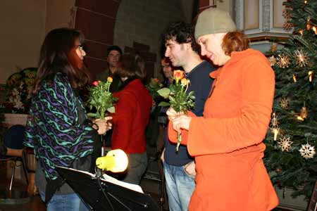 Anne Kloos übergibt Blumen
