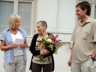 Raabe Hackbusch und Achim Stegemann vom punker übergeben Blumen an Frau Kowalczyk …