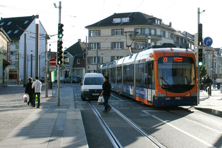 Straßenbahn versperrt Rohrbach Markt