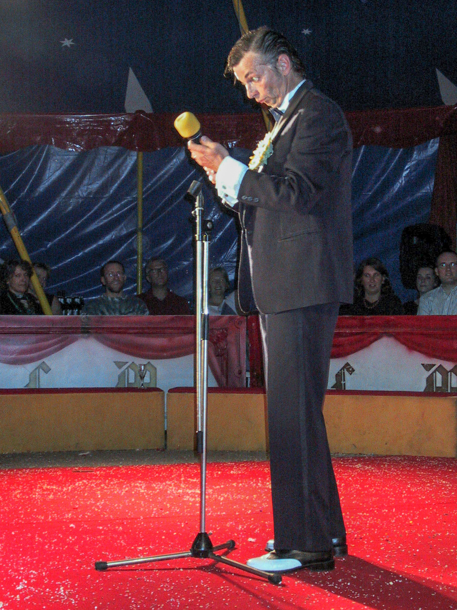 Thomas Nigl im Zirkuszelt am Mikrofon (2002).